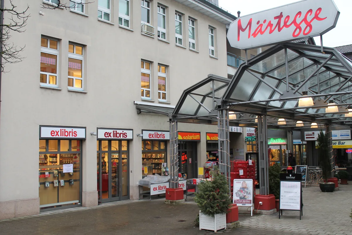 Eine Aussenaufnahme der Ex-Libris-Filiale in Rüti. Man sieht Schaufenster und vorne den Eingang in den Märtegge.