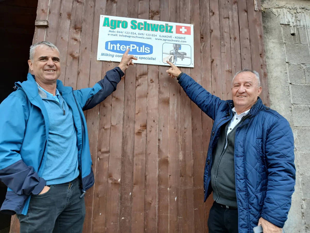 Cornel Werder (links) war damals als Deza-Agronom bei der Kuhverteilung im Kosovo dabei, wo er Sali Golaj kennenlernte. Zwei