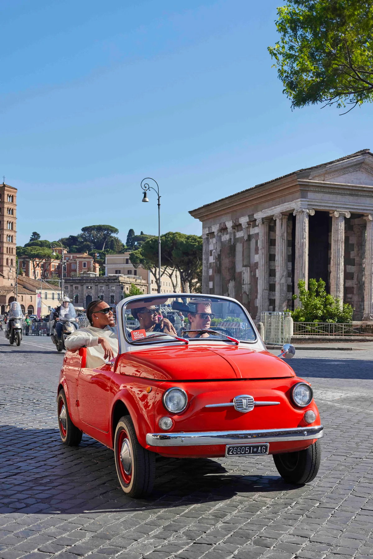 Ein roter Fiat Cinquecento in Rom.