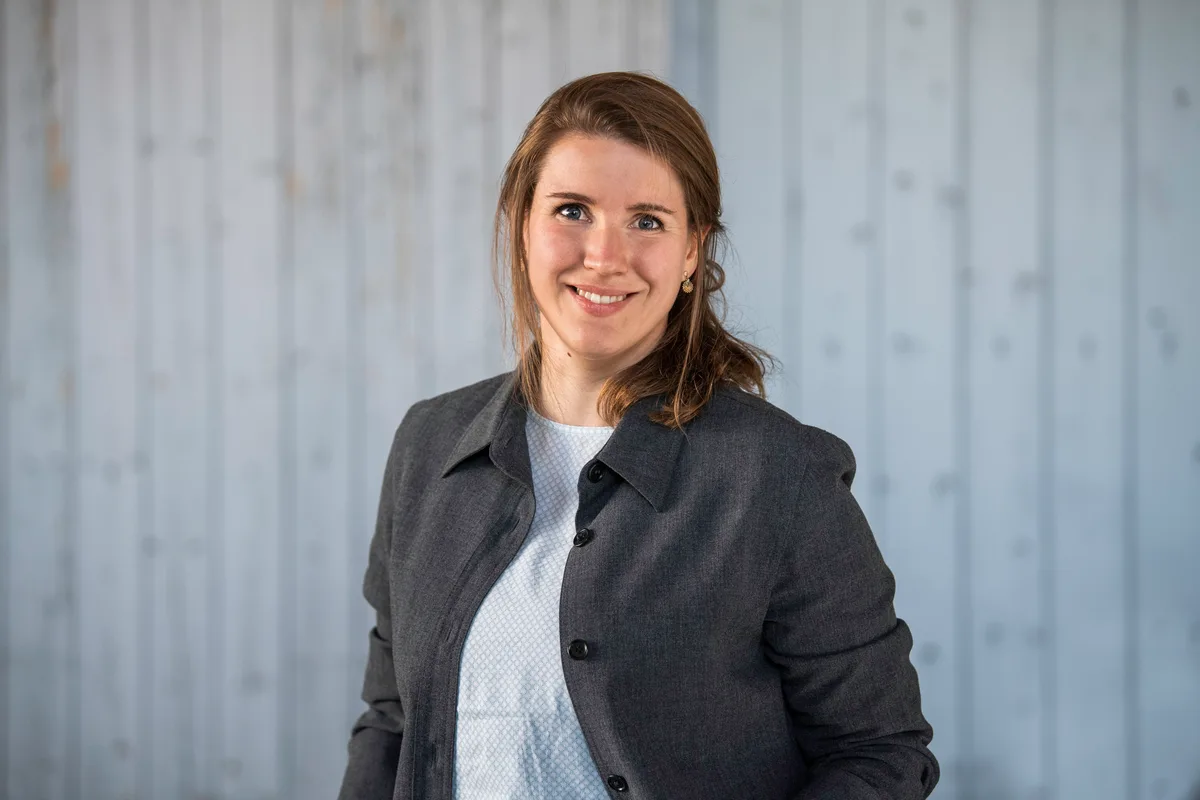 Mirjam Wüthrich leitet bei der Standortförderung Zürioberland das Geschäftsfeld Tourismus. Porträt von Mirjam Wüthrich: Sie trägt ein dunkles Sakko über einem hellen Shirt und hat lange braune Haare.