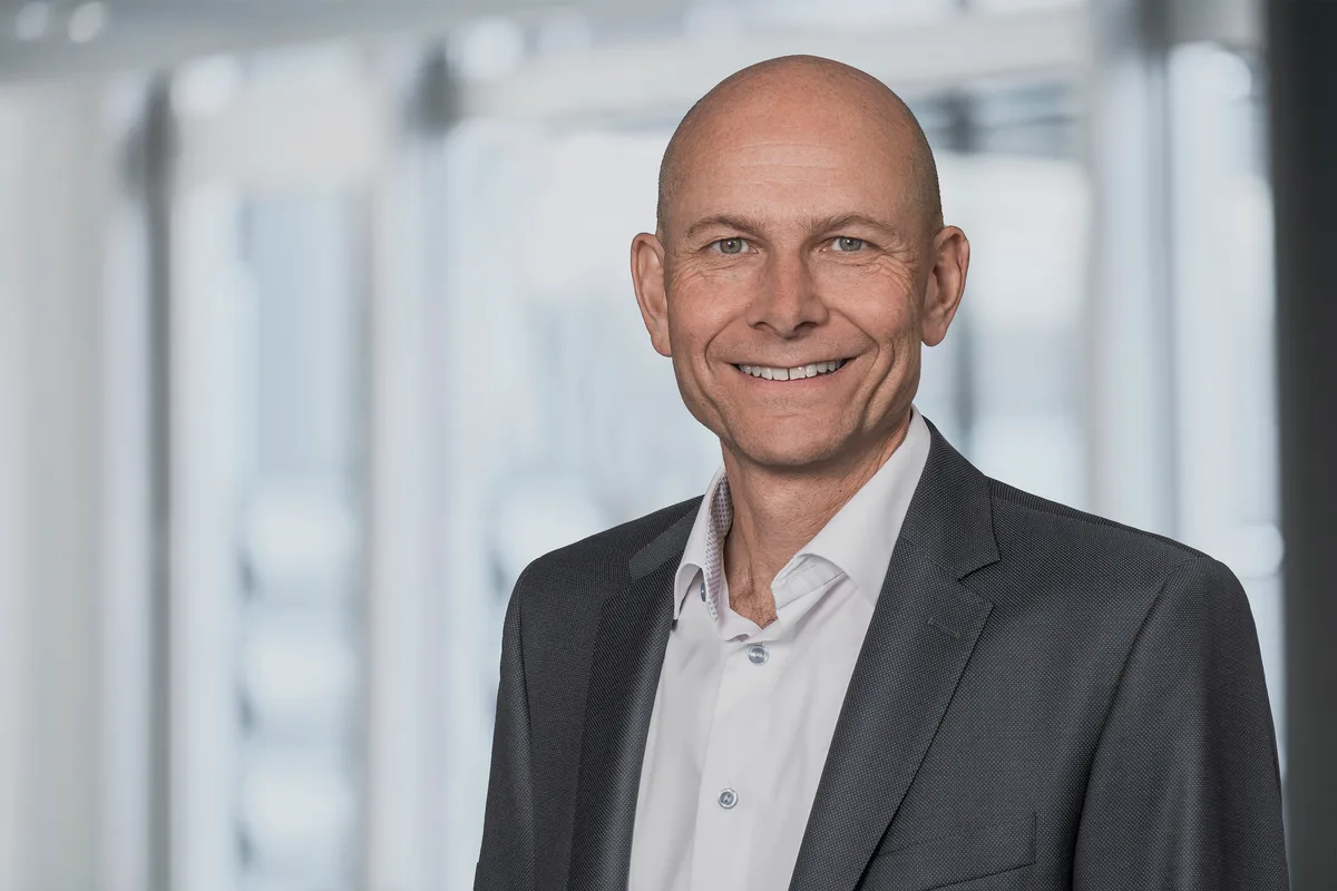 «Chance, die eigene Marktposition weiter zu stärken»: Lars van der Haegen, CEO von Belimo. (Archiv) Porträt von Lars van der Haegen. Er trägt einen dunklen Anzug und ein hellgraues Hemd.