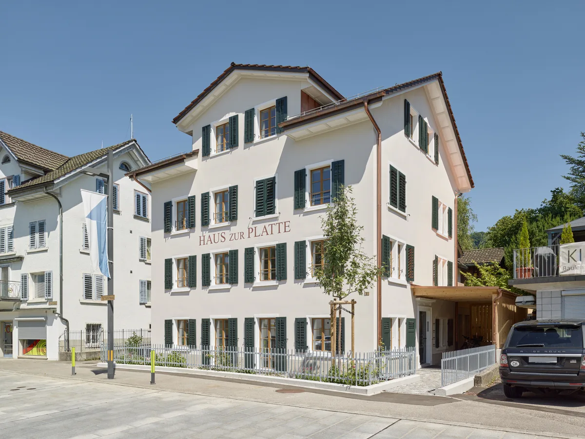 Der Umbau wurde mit dem Energiepreis Wald 2025 ausgezeichnet. Aussenansicht des sanierten Hauses zur Platte in Wald. Ein dreistöckiges, stattliches Haus mit Satteldach und grünen Fensterläden.