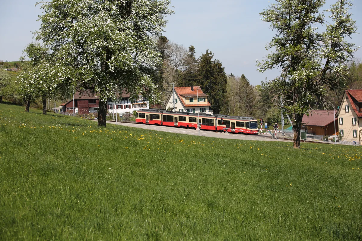 12053404-2 Die Passagierzahlen der Forchbahn steigen nach der Covid-19-Pandemie wieder an.