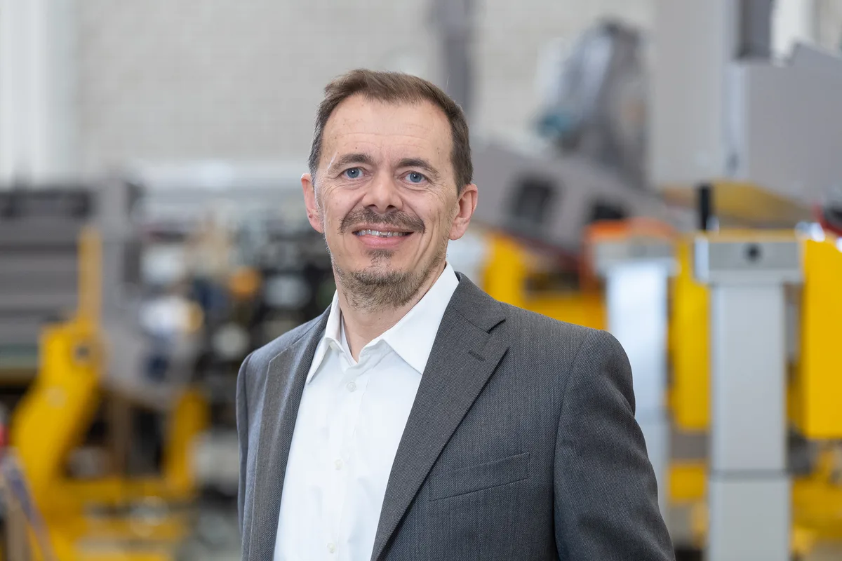 Porträtbild von Davide Maccabruni, dem CEO von Uster Technologies