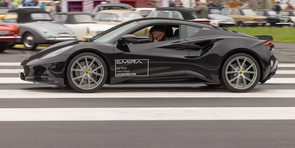 Ein schwarzer Sportwagen der Marke Lotus.