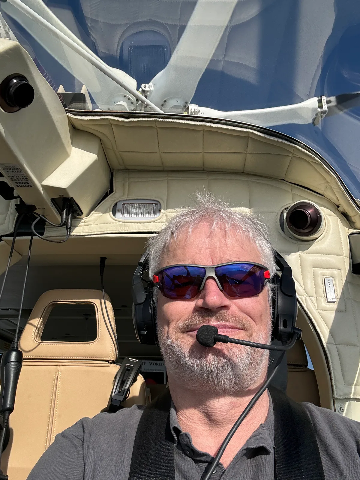 «Helikopter sind in der Entwicklung in den 1970er Jahren stehen geblieben»: Martin Stucki ist Maschinenbau-Ingenieur und Helikopterpilot. Ein bärtiger Mann im Cockpit eines Helikopters.