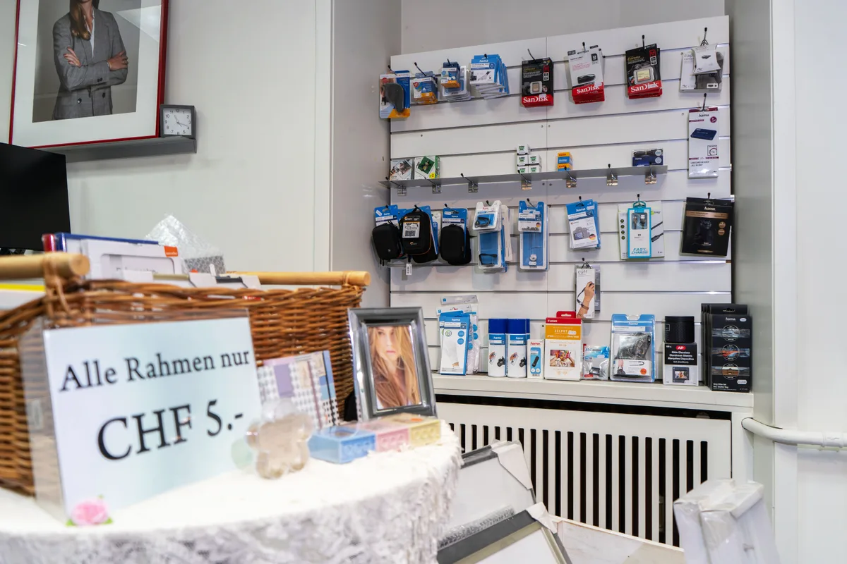 Bilderrahmen in einem Wühlkorb. Dieser ist mit «Alle Rahmen nur CHF 5.–» beschriftet.