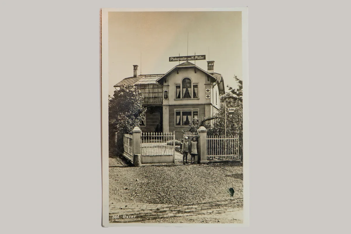 Historische Schwarz-Weiss-Aufnahme des Hauses an der Poststrasse 1 in Uster.