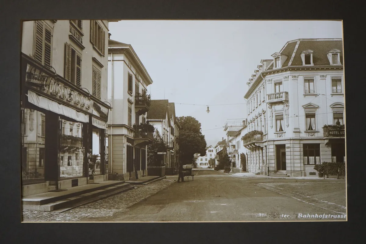 Historische Schwarz-Weiss-Aufnahme der Bahnhofstrasse in Uster.