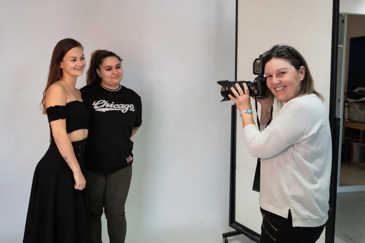 Inhaberin Daniela Wellinger nimmt ihre beiden Mitarbeiterinnen Tanja Lanz und Milana Bayer in den Fokus. Inhaberin Daniela Wellinger nimmt ihre beiden Mitarbeiterinnen Tanja Lanz und Milana Bayer in den Fokus.