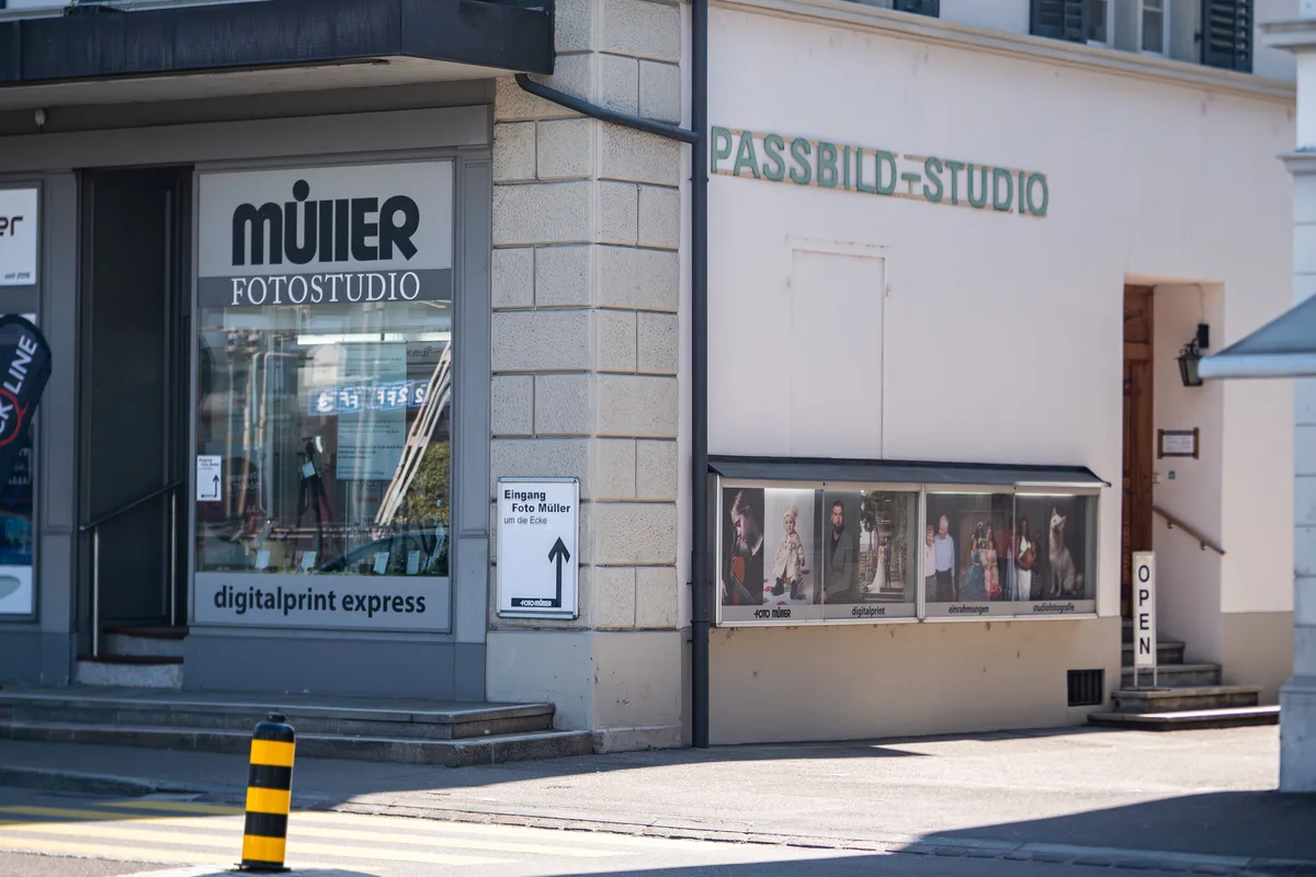 Aussenansicht von Foto Müller in Uster. Das Schaufenster ist mit «Müller» beschriftet, an der Fassade prangt der Schriftzug «Passbild-Studio».