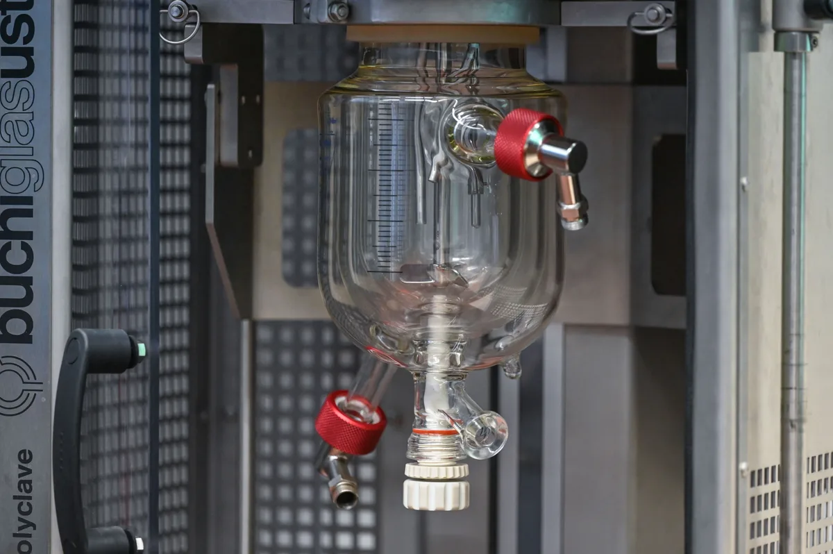 Rund 60 Prozent des Umsatzes macht Büchi in Uster mit Glasreaktoren, die übrigen 40 Prozent mit Druckreaktoren. Glasbehälter für Labore.