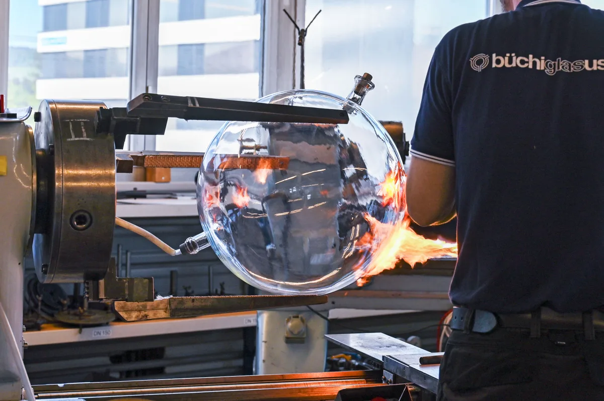 Kein Beruf für ungeduldige: Ein Glasbläser an der Arbeit. Schweisstreibende Geduldsarbeit: Apparate-Glasbläser an der Arbeit.
