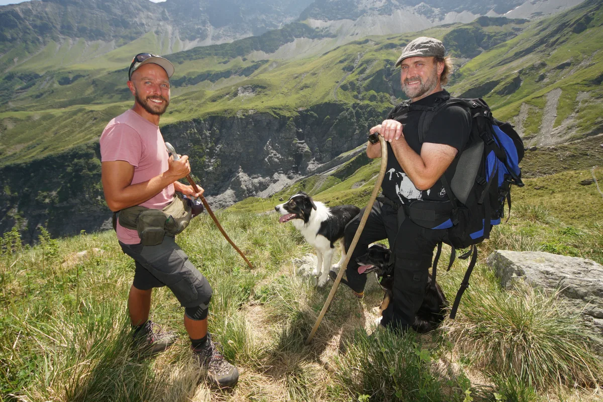 «Schafe weiden dort, wo kein Rind hinkommt»: Hirt Jonas Gubler(links) und Schafzüchter Bruno Zähner auf der Alp Zanai.