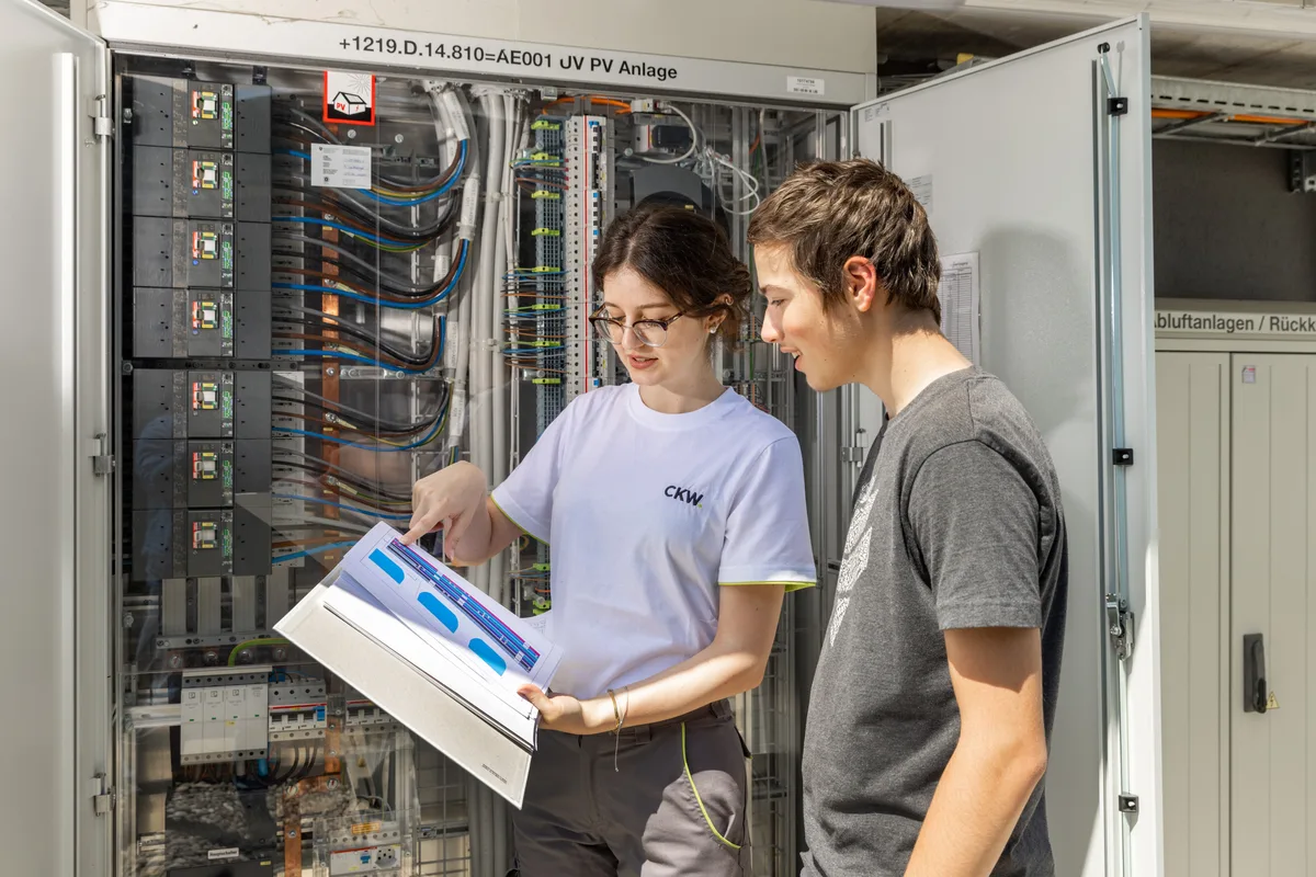 Für technisch interessierte Jugendliche: Ab Sommer 2024 startet die Berufslehre Solarinstallateur/in EFZ oder Solarmonteur/in EBA. Schnupperstifte der neuen Berufslehre Solarinstallateur.