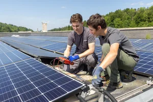 22179151-6 Die Solarbranche boomt. Mit zwei neuen Berufslehren will die Branche dringend benötigte Fachkräfte gewinnen.