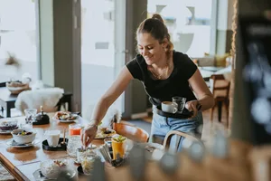 «Es braucht Mut, sich selbstständig zu machen», Alexandra Kindlimann in ihrem «Punkt 28 – Café & Bar» in Wetzikon. «Es braucht Mut, sich selbstständig zu machen», Alexandra Kindlimann in ihrem «Punkt 28 – Café & Bar» in Wetzikon.