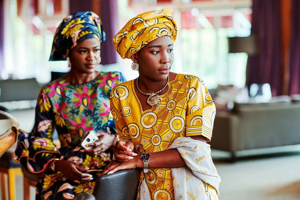 Farbenfroh: Die Stoffe für diese traditionellen Gewänder in Westafrika werden in der Weberei Russikon hergestellt. Farbenfroh: Die Stoffe für diese traditionellen Gewänder in Westafrika werden in der Weberei Russikon hergestellt.