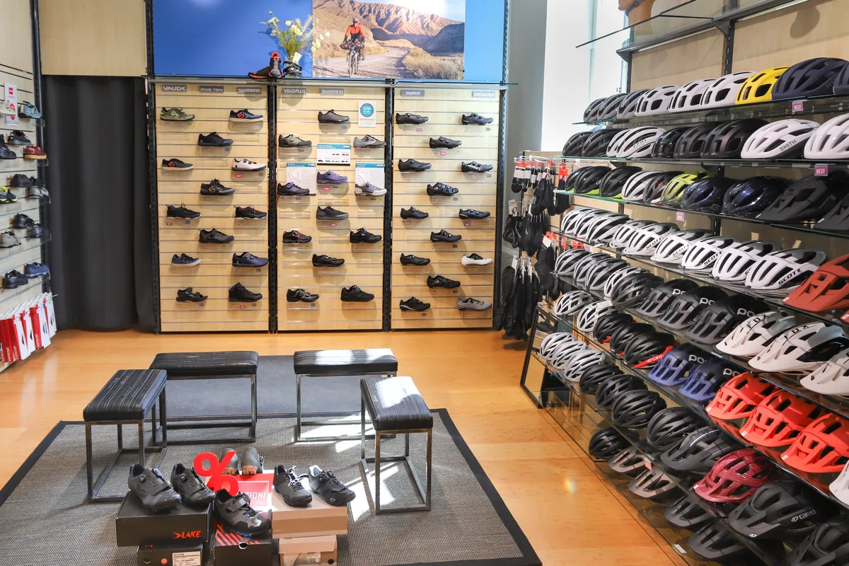 Innenansicht des Veloplus-Ladens in Wetzikon. Man sieht Regale mit Schuhen und Velohelmen.