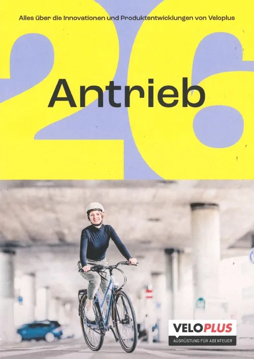 Das Kundenmagazin «Antrieb» ersetzt das legendäre Handbuch von Veloplus. Titelblatt der Broschüre «Antrieb» von Veloplus. Die obere Hälfte nehmen eine gelbe «26» und der Titel «Antrieb» ein, die untere Hälfte zeigt eine Frau auf einem Fahrrad.