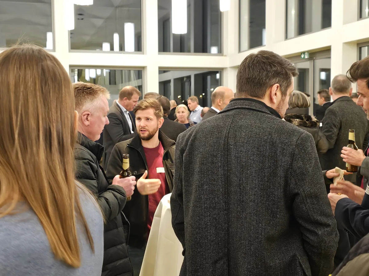 Menschen beim Apéro.