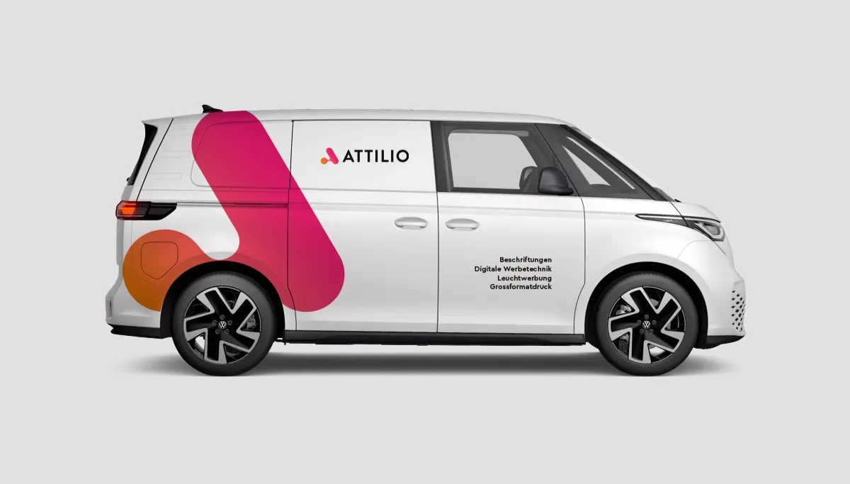 Ein elektrischer VW Buzz in den Farben und dem Schriftzug der Attilio AG in Gossau.