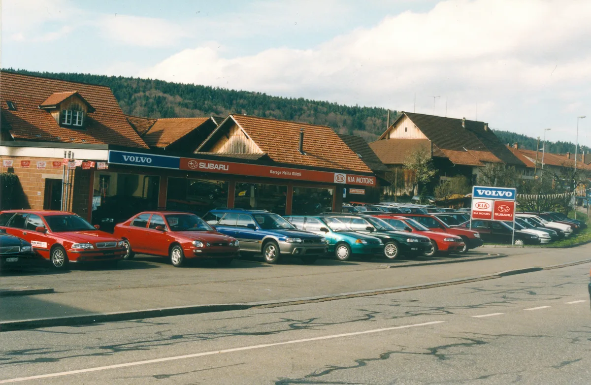 Neuwagen der Marken Volvo, Subaru und Kia stehen vor der Garage Glättli im Hittnau.