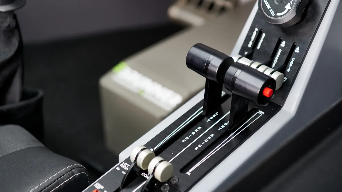 Detailaufnahme des Novasim-MR-DA42-Simulators der Brunner Elektronik AG. Man sieht zwei Schubhebel.