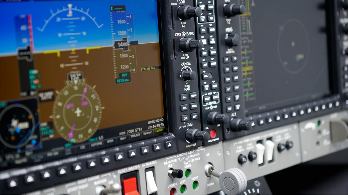 Detailaufnahme des Novasim-MR-DA42-Simulators der Brunner Elektronik AG. Man sieht einen Bildschirm mit künstlichem Horizont.