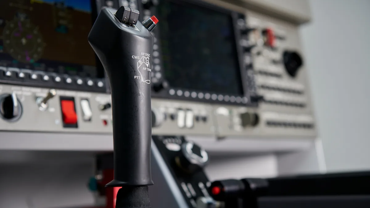 Detailaufnahme des Novasim-MR-DA42-Simulators der Brunner Elektronik AG. Man sieht einen Steuerknüppel.