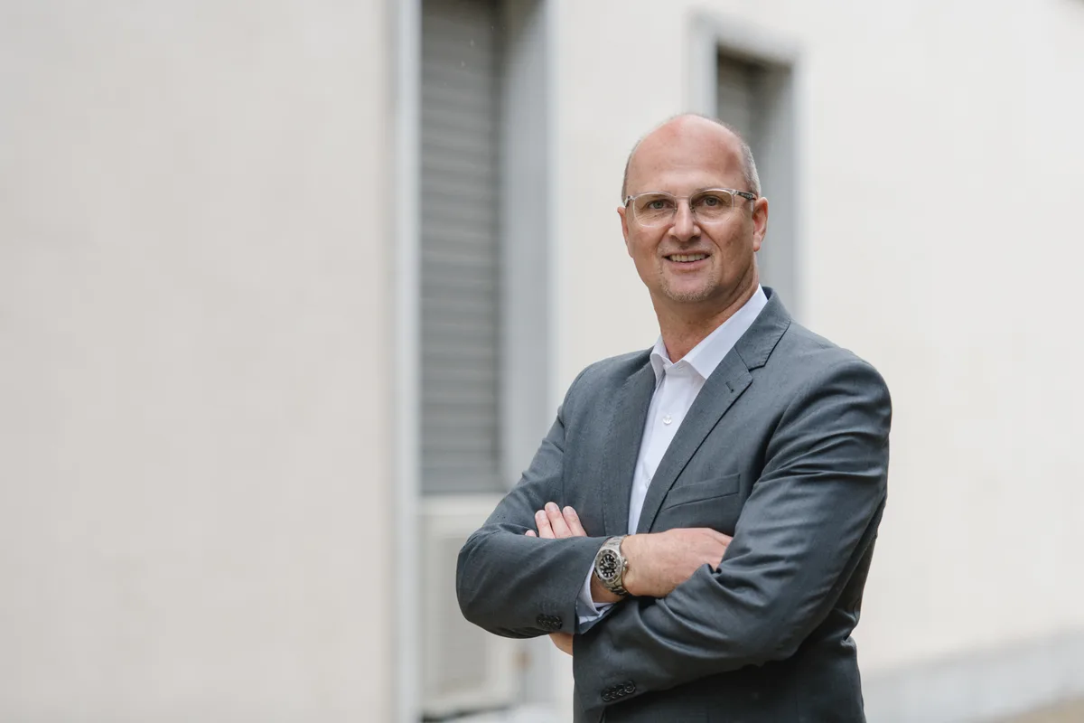 Porträtbild von Martin E. Heyne, Direktor Hotel Illuster.