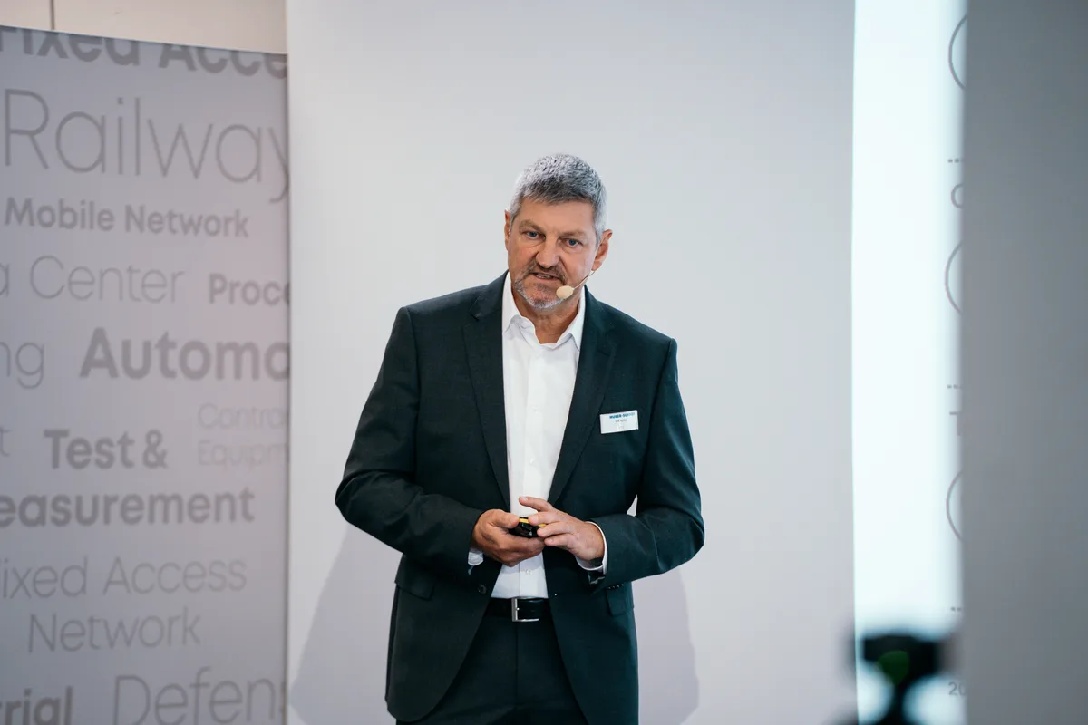 Urs Ryffel, CEO von Huber+Suhner, referiert am Capital Market Day.