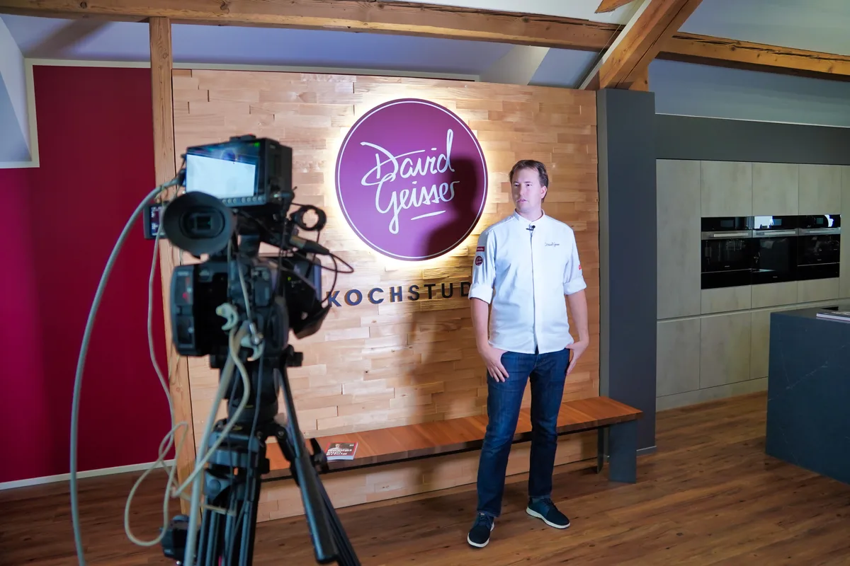 Weiss sich in Szene zu setzen: Starkoch David Geisser in seinem Kochstudio in Wermatswil. Weiss sich in Szene zu setzen: Starkoch David Geisser in seinem Kochstudio in Wermatswil.
