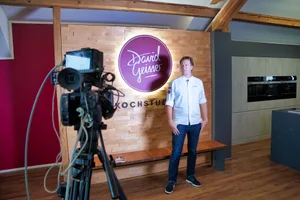 Weiss sich in Szene zu setzen: Starkoch David Geisser in seinem Kochstudio in Wermatswil. Weiss sich in Szene zu setzen: Starkoch David Geisser in seinem Kochstudio in Wermatswil.