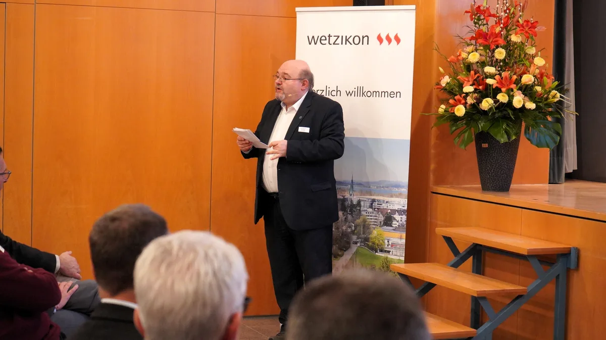 Pascal Bassu, Stadtpräsident von Wetzikon, referiert am Unternehmerapero der Stadt.