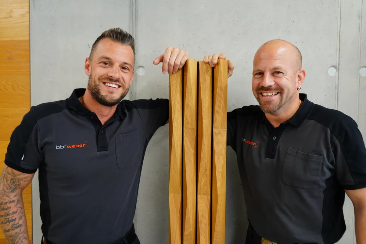 Geschäftsführer Valentin Weber (links) und Projektleiter Martin Müri mit einem Muster für den Innenausbau des Saals.