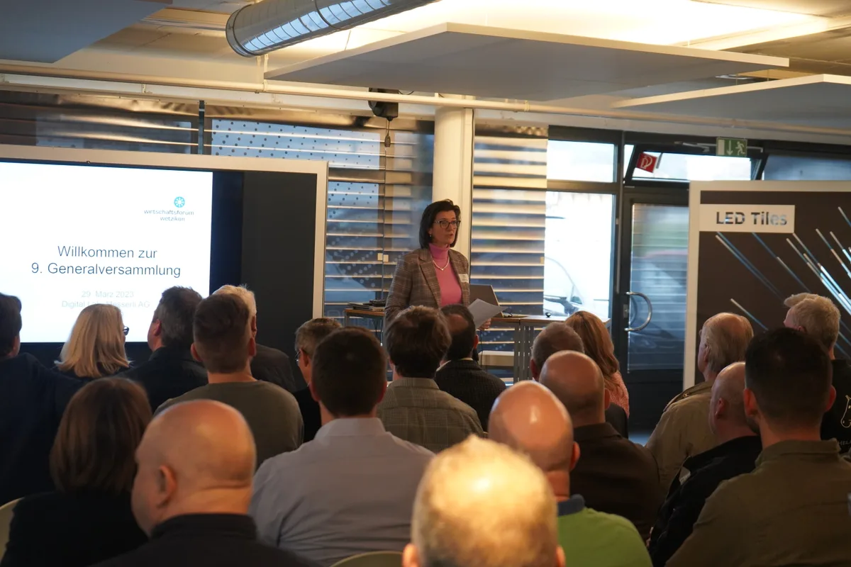 Präsidentin Sandra Elliscasis begrüsste rund 60 Mitglieder an der Generalversammlung des Wirtschaftsforums Wetzikon.