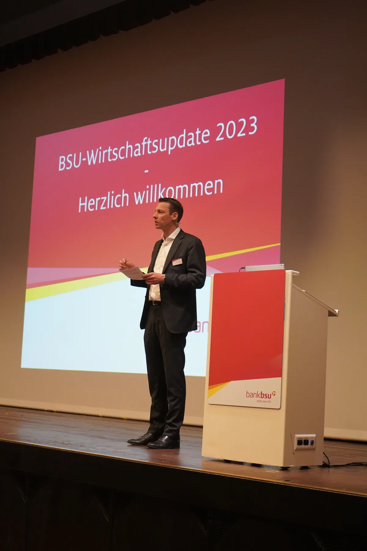 Damian Lanter, CEO der Bank BSU, begrüsste rund 200 Gäste am BSU-Wirtschaftsupdate in Uster.