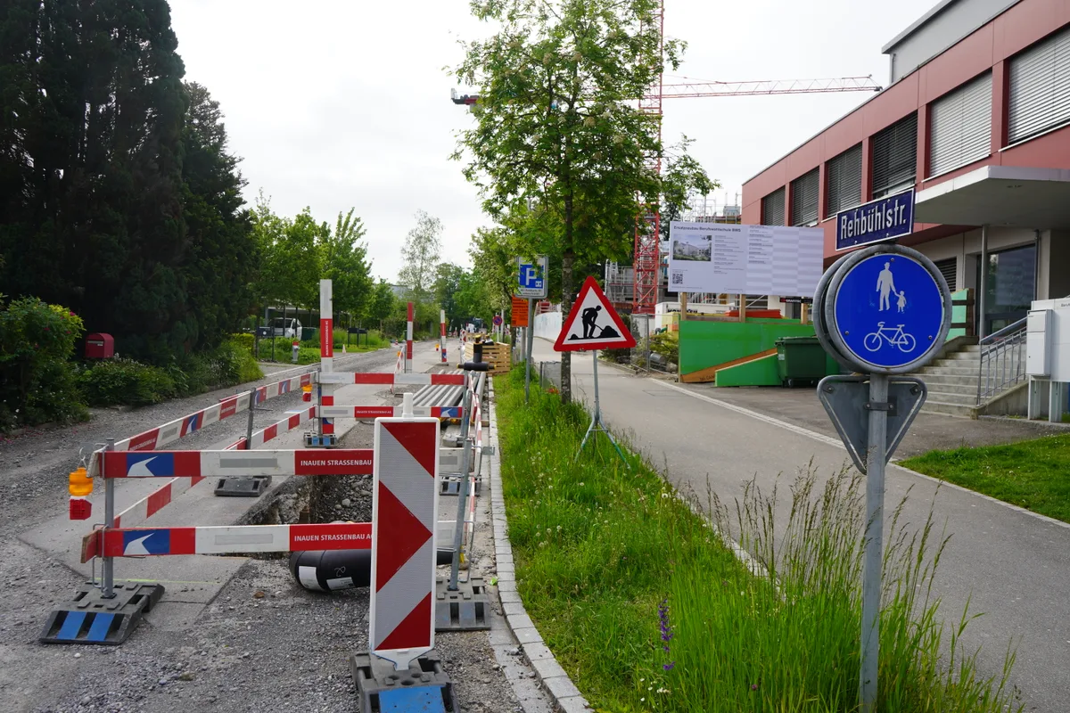 Die Rehbergstrasse ist eine von vier Strassen in Uster, die derzeit saniert werden. Die neuen Randsteine stammen aus heimischer Produktion.