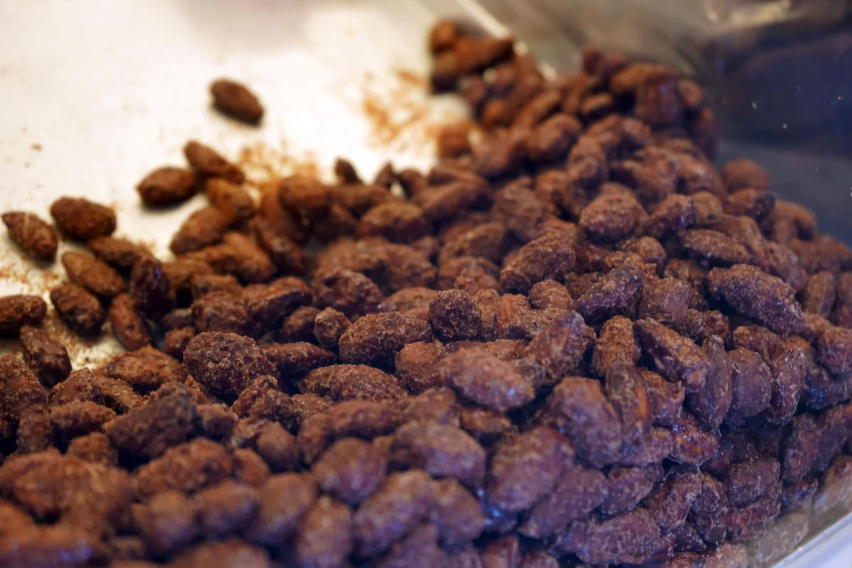 Ein Blech voll mit gebrannten Mandeln.