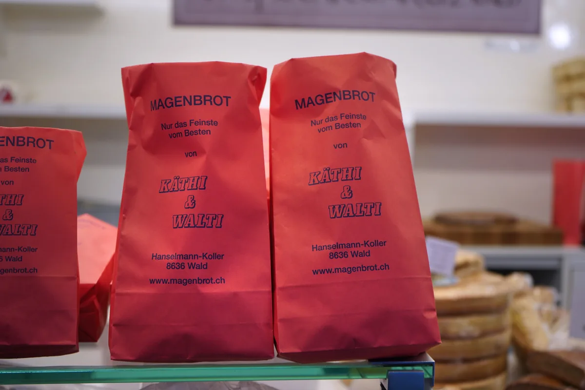 Zwei rosafarbene Säcke mit Magenbrot.