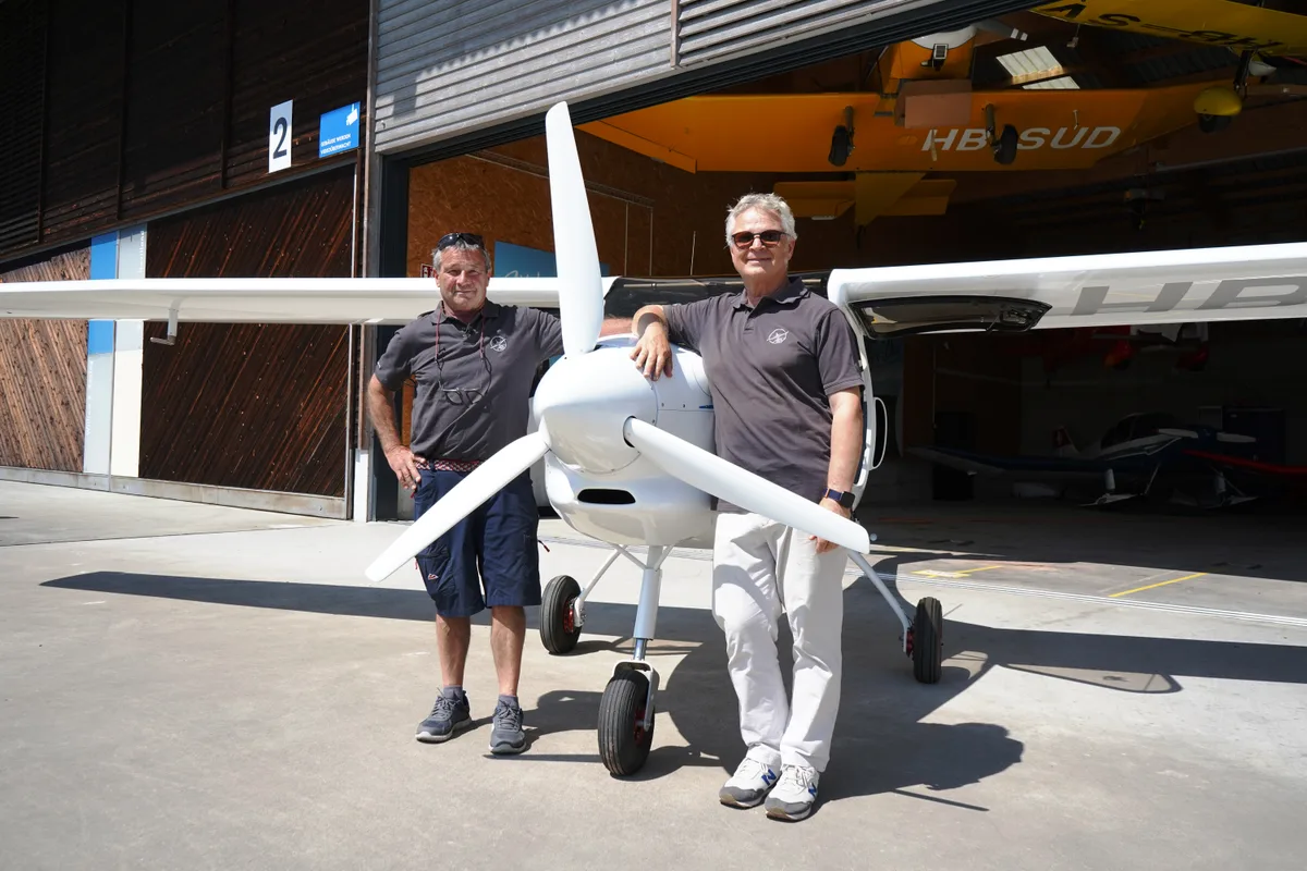 12395436-2 Die Flugsportgruppe Zürcher Oberland testet ein Elektroflugzeug. Bruno Wettstein (links), Präsident der Flugsportgruppe Zürcher Oberland, und Pilot und Fluglehrer Matthias Bosshard posieren vor der «Pipistrel Velis» .