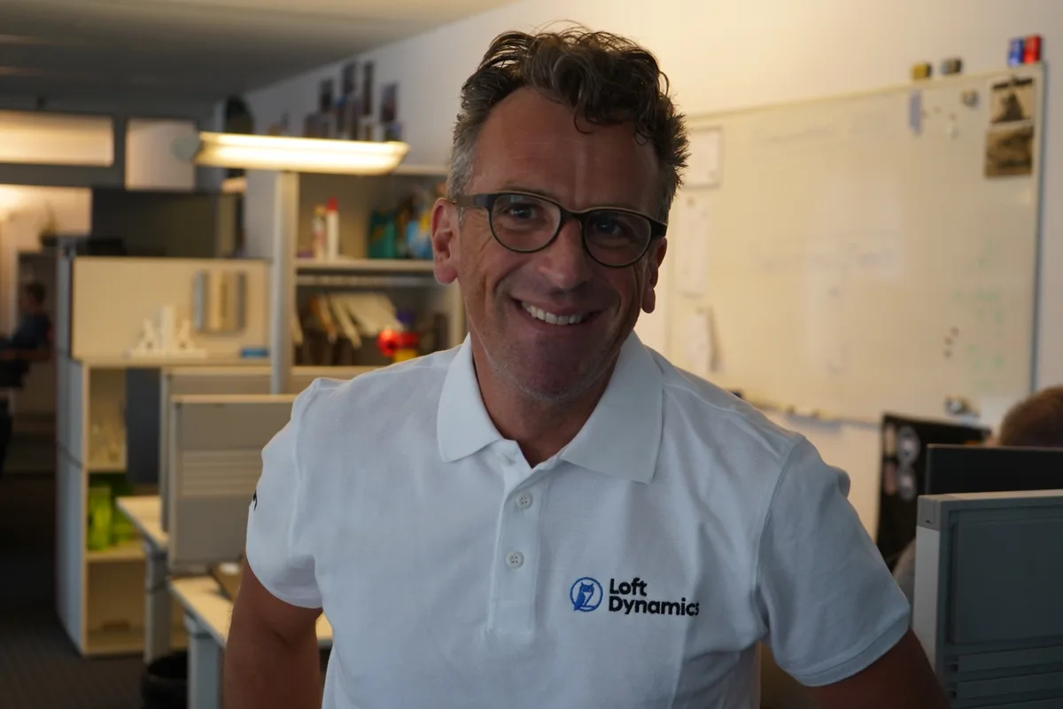 Besuch bei Loft Dynamics in Dübendorf. Firmengründer Fabian Riesen führt durch das Unternehmen, das Flugsimulatoren mit VR produziert.