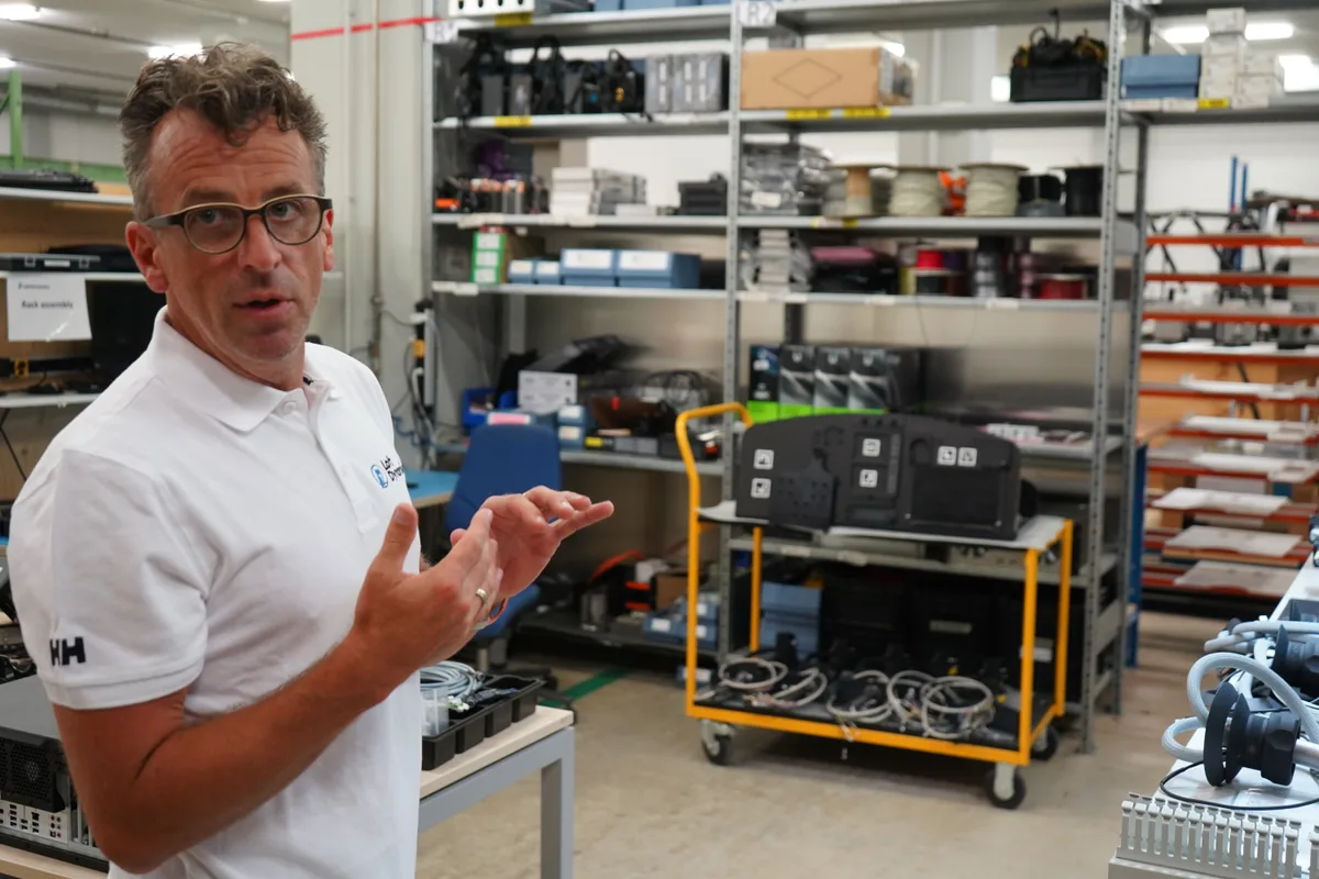 Besuch bei Loft Dynamics in Dübendorf. Firmengründer Fabian Riesen führt durch das Unternehmen, das Flugsimulatoren mit VR produziert.