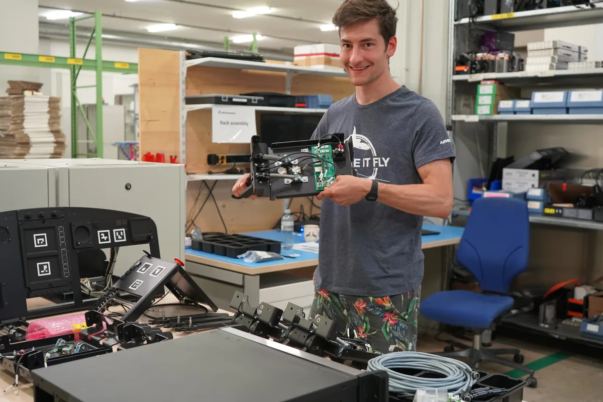 Besuch bei Loft Dynamics in Dübendorf. Firmengründer Fabian Riesen führt durch das Unternehmen, das Flugsimulatoren mit VR produziert.