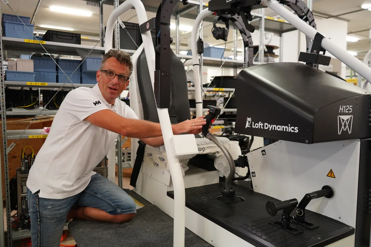 Fabi Riesen, CEO von Loft Dynamics, erklärt die Konstruktion des VR-Flugsimulators für den Airbus Helikopter H125.