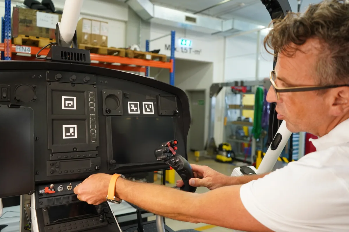Besuch bei Loft Dynamics in Dübendorf. Firmengründer Fabian Riesen führt durch das Unternehmen, das Flugsimulatoren mit VR produziert.