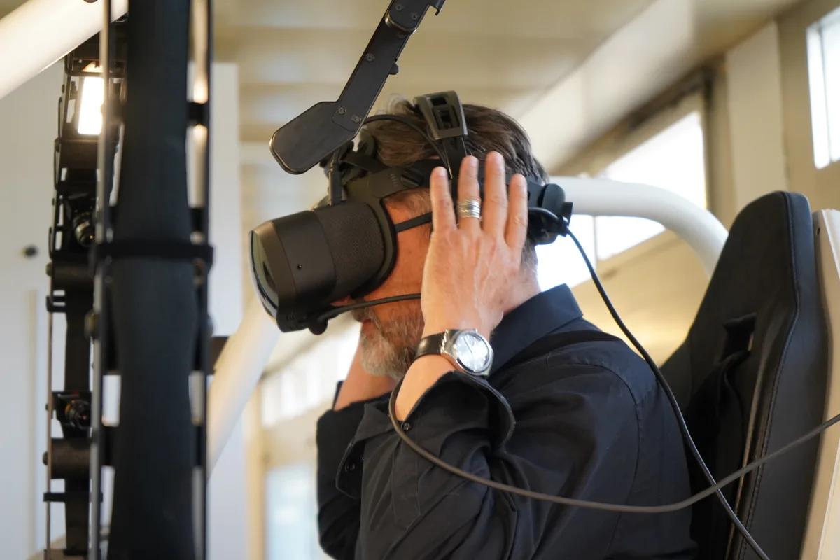 ZO/AvU-Redaktor Sandro Compagno in VR-Simulator. Die Brille sitzt, es kann losgehen.