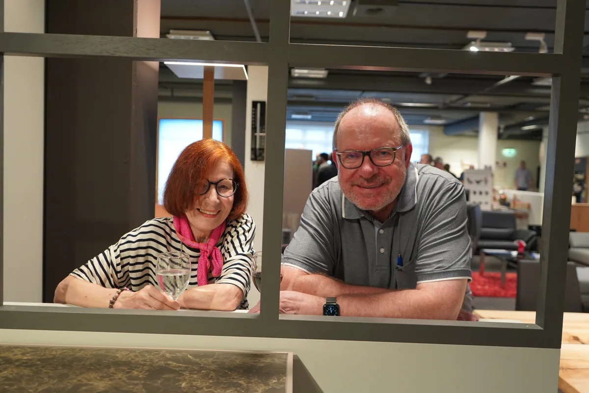 Werner Tschumper und Romy Zimmermann sind mit ihrem Möbelgeschäft Wirz Wohnen nach Volketswil gezogen.
