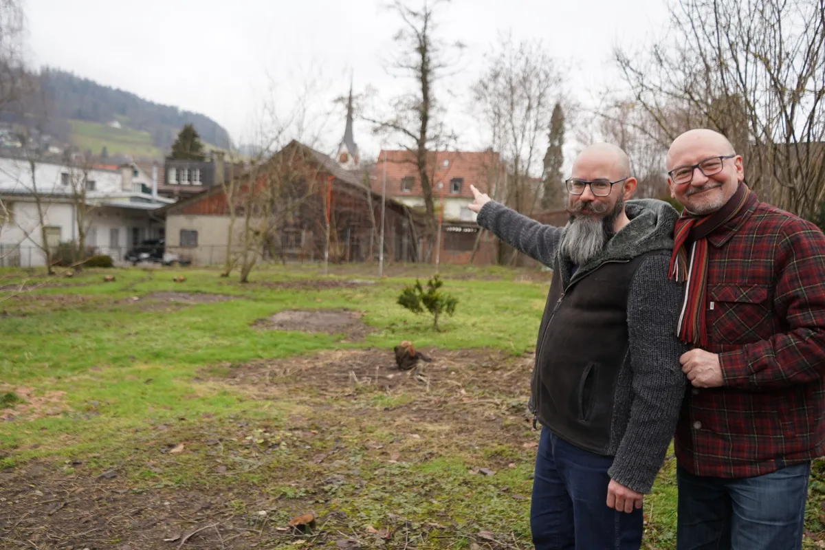 Zwei Männer stehen auf einem Grundstück in der Gemeinde Wald im Zürcher Oberland.